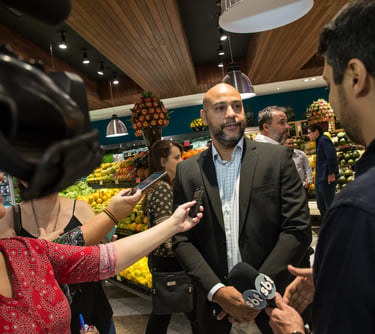 Eder Vieira durante uma entrevista em um supermercado.